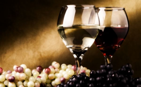 бокалі белого и красного вина