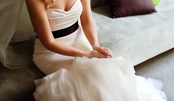 Женщина в свадебном платье. Вид на грудь
