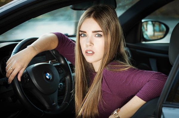 женщина за рулем BMW