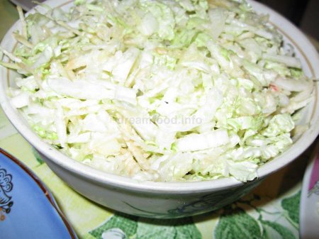 Салат из белокачанной капусты с сельдереем