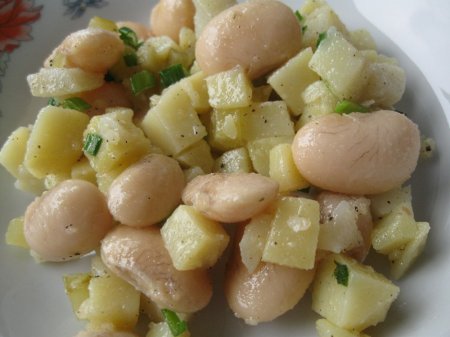 Салат с картофеля, маринованных огурцов и фасоли (постный рецепт)