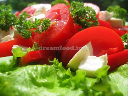 Салат с брынзой, помидорами и красным перцем