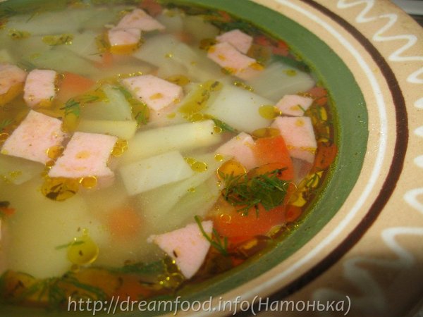Суп из капусты, горошка и колбасы