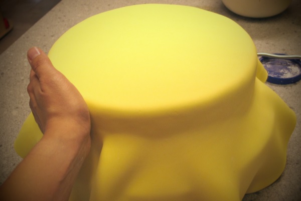 обтягивание торта желтой мастикой