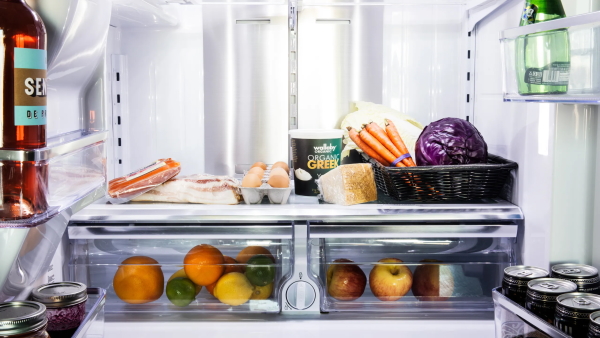 Несколько способов избавиться от неприятного запаха из холодильника