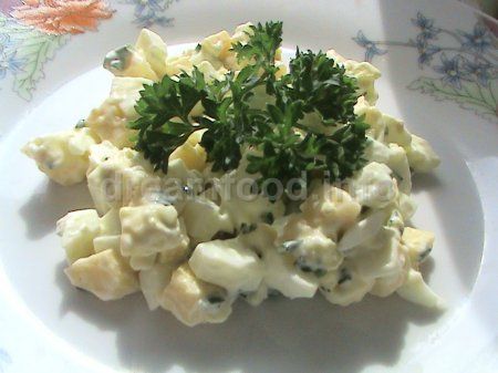 Салат из сыра, яиц, зеленого лука и чеснока