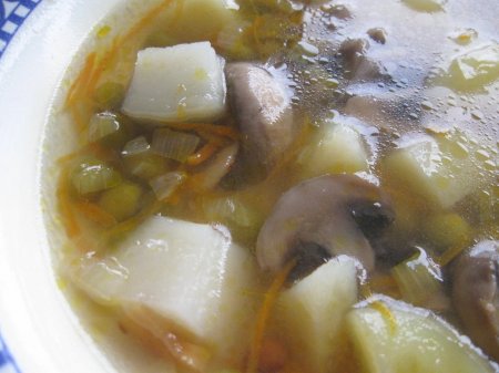 Грибной суп с консервированым горошком