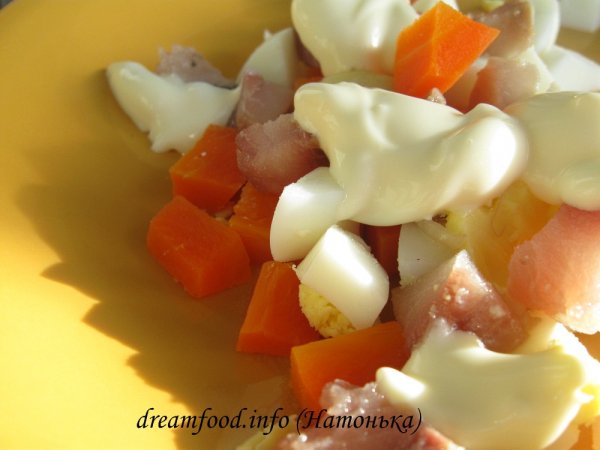 Салат из моркови, селедки и яиц