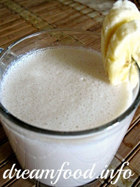 Молочный коктейль с мороженым и бананом