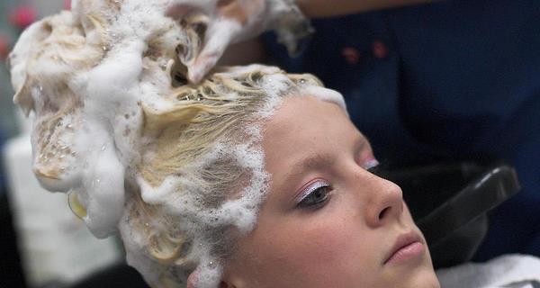 Качественные шампуни и необычные краски для волос