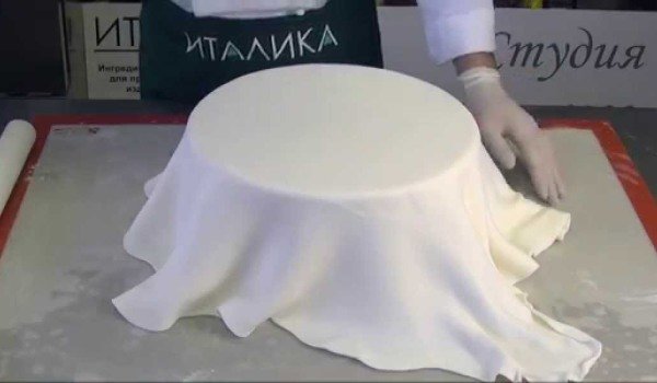 Обтягивание торта сахарной мастикой