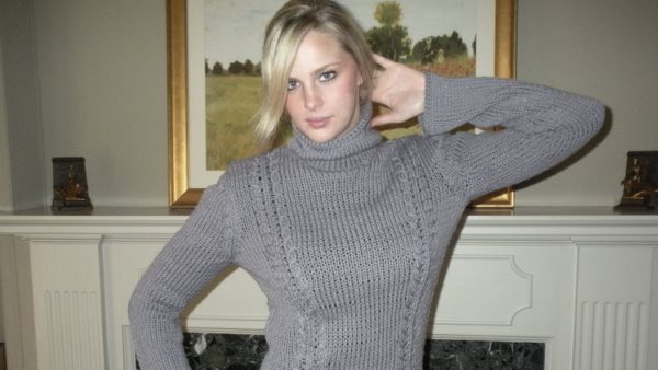 женщина в вязаном свитере
