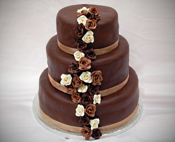 трехъярусный шоколадный торт с цветами