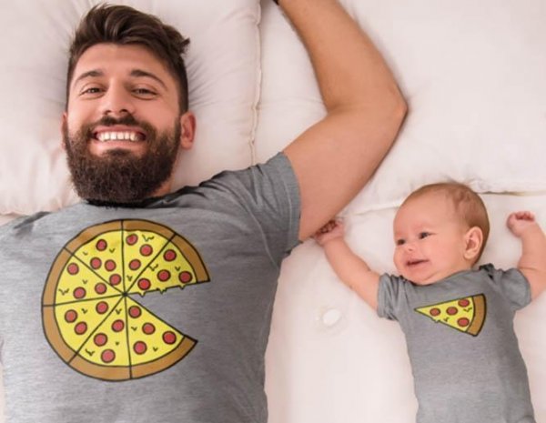 отец и ребенок любят пицу